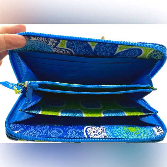 Vera Bradley Trifold Wallet-Blue & Green Daisy Pattern-Never Used-Retired Design - Picture 3 of 7